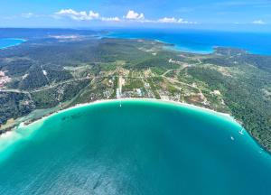 an aerial view of a island in the ocean at Home Escape Resort in Kaôh Rŭng (3)