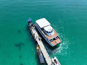 a boat tied to a dock in the water at Home Escape Resort in Kaôh Rŭng (3)