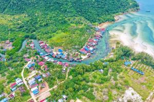 an aerial view of a resort near the beach at Home Escape Resort in Kaôh Rŭng (3)