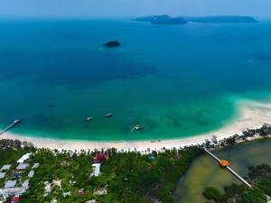 an aerial view of a beach with boats in the water at Home Escape Resort in Kaôh Rŭng (3)