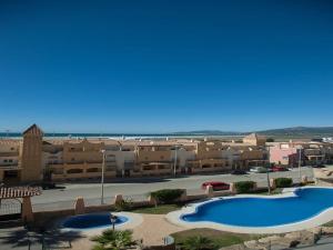 eine Luftansicht eines Resorts mit zwei Pools in der Unterkunft Livingtarifa Apartamento Anhelo in Tarifa
