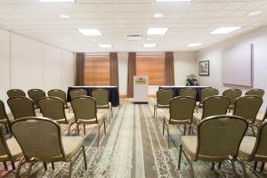 una sala de conferencias con filas de sillas y un podio en Wingate by Wyndham Calgary South, en Calgary