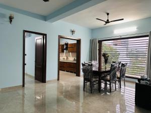 a dining room with a table and chairs at Comfy Corner in Chandīgarh +18 photos