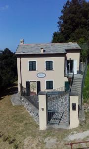 une grande maison avec un escalier en face de celle-ci dans l'établissement I Lecci Di Soviore, à Monterosso al Mare