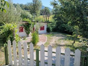 a white picket fence in front of a house at Fosso Marchese in Cusano Mutri
