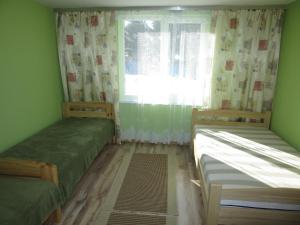 Tempat tidur dalam kamar di Łabudówka