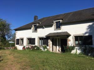 a white house with a black roof at Maison d'hôtes- éco tourisme in Moux-en-Morvan