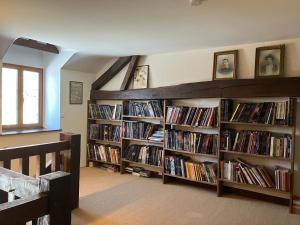 a library with many shelves filled with books at Maison d'hôtes- éco tourisme in Moux-en-Morvan +7 photos