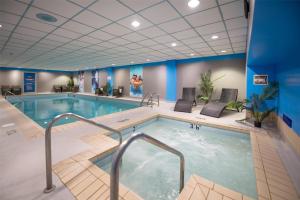 a large pool in a hospital room with blue walls at Coast Prince George Hotel in Prince George
