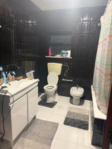 a bathroom with a toilet and a sink at Casa Lena in Vagos