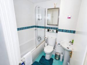 a white bathroom with a toilet and a sink at 2- Bed Contractor Home Near Heathrow in Feltham +23 photos