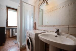 a bathroom with a sink and a washing machine at oasi bengasi in Moncalieri
