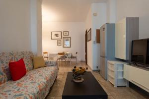 a living room with a couch and a tv at oasi bengasi in Moncalieri