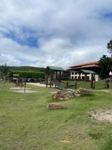 a park with a playground and a building at Monte Castelo Flat in Sairé