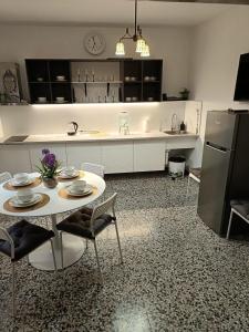 a kitchen with a white table and chairs and a counter at Casa Arico Viejo in Arico Viejo