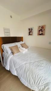 a large white bed in a room at Studio com sacada, piscina e academia a 25 min Aeroporto GRU in São Paulo +72 photos