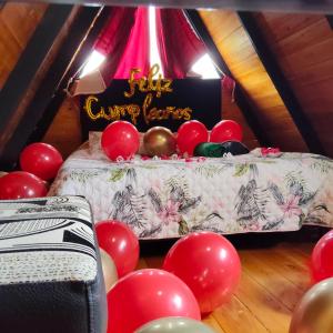 a group of red balloons on the floor next to a bed at Cabaña El Resguardo in La Capilla +20 photos