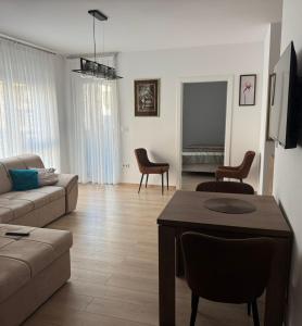 ein Wohnzimmer mit Sofa und Tisch in der Unterkunft Petica in Brčko