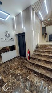 Eine Lobby mit Treppe und einem Hydranten vor einer Tür in der Unterkunft Petica in Brčko + 1 Foto