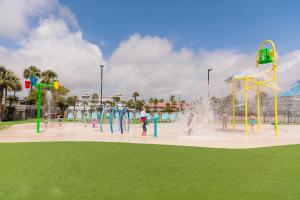 ein Park mit Menschen, die in einem Wasserpark spielen in der Unterkunft Hotel Tybee in Tybee Island