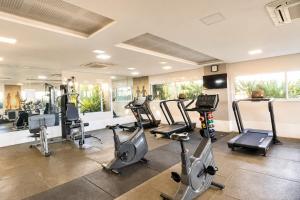 a gym with treadmills and elliptical machines at Noble Studio 22209, Piscina, Vaga, Academia, Ar in Guarulhos