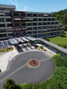 an empty courtyard in front of a large building at Parkwohnstift Bad Kissingen in Bad Kissingen