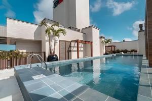a swimming pool in the middle of a building at Apto 2 dormitórios com piscina-Praia de Bombinhas. in Bombinhas