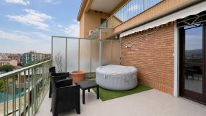 a balcony with a hot tub on the side of a building at oasi relax Jacuzzi ultimo piano in Turin