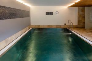 Bazén v ubytovaní Apartments Tschanun alebo v jeho blízkosti