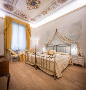 een slaapkamer met 2 bedden en een plafond bij Novella House in Florence