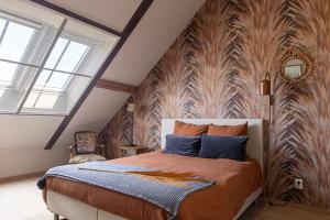 a bedroom with a large bed with a wooden wall at De Zuileshoeve in Dordrecht
