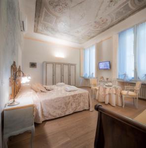 um quarto com uma cama, uma mesa e cadeiras em Novella House em Florença