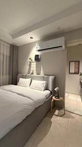 a bedroom with a large white bed in a room at Clarance studio in Dhahran +1 photo
