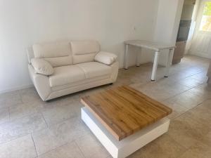 a living room with a couch and a table at Le petit rêve in Fours