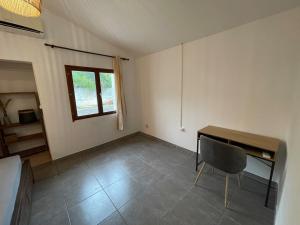 a room with a desk and a chair in it at Le Petit Pêcheur in Étang-Salé