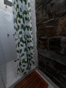 a shower curtain with a wooden seat in a bathroom at Hotel Puerta de Jade in Ciudad Valles