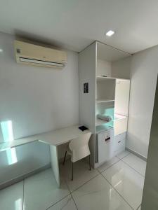a white desk and a chair in a room at Goiana Palace Hotel - Perto da JEEP, KLABIN, HEMOBRÁS, VIVIX in Goiana