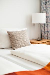 Postel nebo postele na pokoji v ubytování Weinstockwerk Hotel St Peter