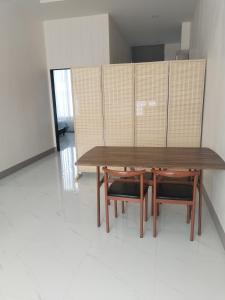 ein Holztisch und Stühle in einem Zimmer in der Unterkunft TamApartment in Ko Phangan + 8 Fotos