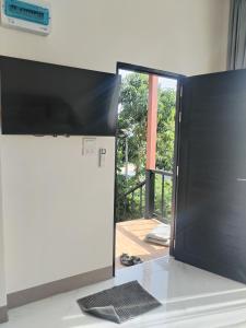 Ein Computermonitor steht auf einer Theke mit einer Tür in der Unterkunft TamApartment in Ko Phangan