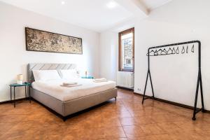 a bedroom with a bed in a white room at Spacious 4BR Home with Lake View in Nesso