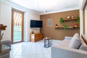 a living room with a couch and a tv at Spacious 4BR Home with Lake View in Nesso