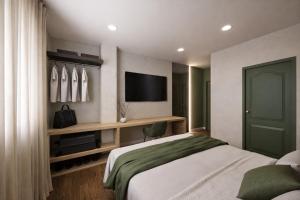 a bedroom with a bed and a tv on a wall at Hospedium GL Hotel Andújar in Andújar
