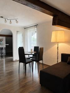 a living room with a dining room table and chairs at Ferienwohnung Bergpanorama Waldweg in Altmünster