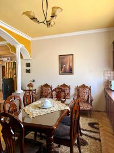 a living room with a table and chairs at Shkodra Central in Shkodër