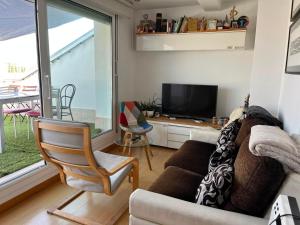 a living room with a couch and a tv at Atico en el centro de Vitoria Parking gratis in Vitoria-Gasteiz