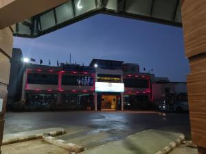 an empty parking lot in front of a building at Suvidha Dormitory Hotel in Bhuj
