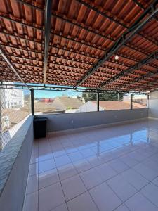 a large empty room with a large open roof at BG Hospedagens in Paracatu