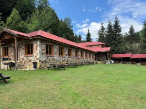 a building with picnic tables in front of it at Çambaşı Villa Bella in Ordu