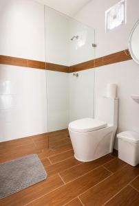 a bathroom with a toilet and a glass shower at Hotel restaurant bon Appetit in Santa Cruz de Barahona +8 photos